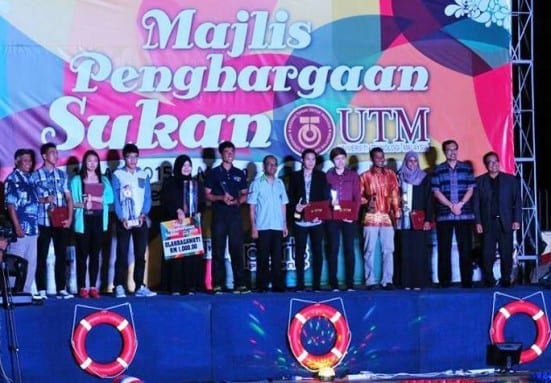 Naib Canselor (kemeja hijau)  bergambar kenangan bersama kesemua atlit cemerlang UTM 2014 di Majlis Penghargaan Sukan UTM 2014.