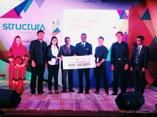 Wakil kumpulan Rentas Gema menerima replica cek hadiah kemenangan berjumlah RM 10,000.00 daripada Timbalan Menteri Pendidikan Malaysia, YB P. Kamalanathan.