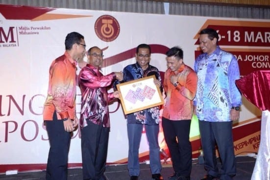 Prof Wahid (second left) handing souvenir to Mohamed Khaled after the launching ceremony of Young Leaders Symposium 2015 at Persada Johor.
