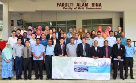 One for the record! Group photo of all FGD participants. Standing first row holding the banner include Y.Bhg. En. Md. Za’nal Hj. Misran (YDP, MPPG, sixth from right), Assoc. Prof. Dr. Roslan Amirudin (Dean, FAB, fifth from right) and Prof. Ho Chin Siong (Director, UTM-LCAR, sixth from left).