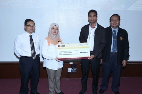 Prof. Raha (second left) handing mock cheque to one of the winners witnessed by Prof. Ahmad Fauzi (most left) and Prof Ruzairi Rahim (most right) at 2011 UTM GUP Colloquium held at FBME, Johor Bahru campus.