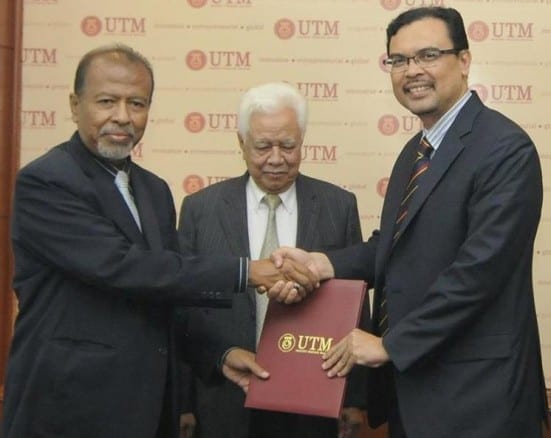 Syed Salim (kiri) dan Prof Azlan (kanan sekali) bertukar dokumen perjanjian di majlis menandatangani Memorandum Persefahaman (Mou) di UTM Johor Bahru sambil disaksikan oleh Syed Ali (tengah).