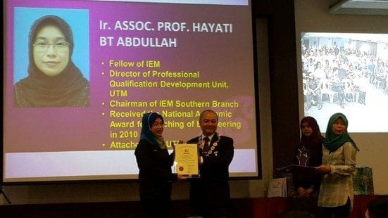 Ir Hayati (left) receiving the award from IEM President, Dato’ Ir. Lim Chow Hock.