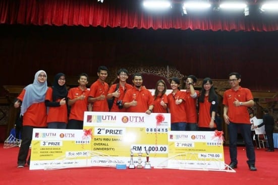 Pasukan UTM bersama replika cek kemenangan masing-masing di pertandingan UTMBridge 2015