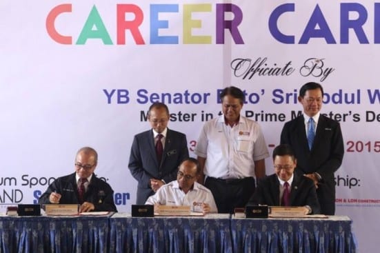 The signing of MoU between UTM and IEM (left) and UM Land Berhad at the opening ceremony of UTM Career Carnival 2015.