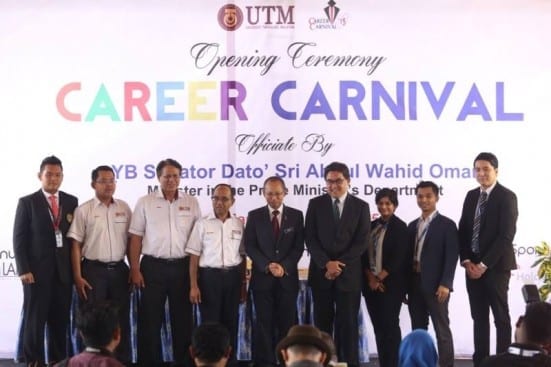 Representatives from Golden Sponsors Companies taking a group photo with Dato’ Sri Abdul Wahid Omar and Vice Chancelor, Prof. Datuk Dr Wahid Omar.