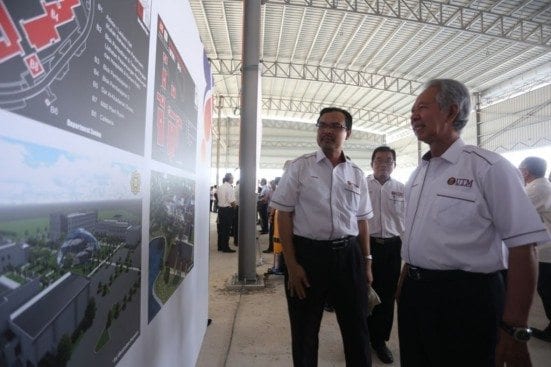 Tan Sri Halim take a look at the development plan Pagoh Higher Education Hub.