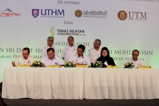 Datuk Dr Wahid (kanan) menandatangani memorandum perjanjian sambil disaksikan oleh Timbalan Perdana Menteri.