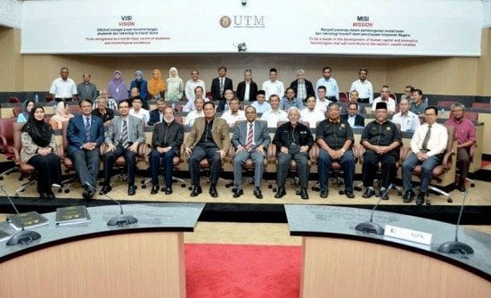 MPN Delegation taking a group photo with UTM Higher Management staffs after short briefing at Senate Hall, UTM Johor Bahru