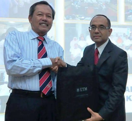 Prof. Wahid Omar (right) handing gift to Prof. Emiratus Md Ikram at the end of audit finding presentation session held at Senate Hall, Johor Bahru campus.