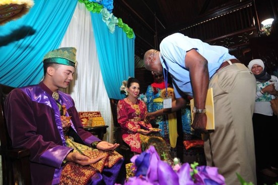 Peserta UPF 2015 mencuba menepung tawar pengantin mengikut kebudayaan Melayu.