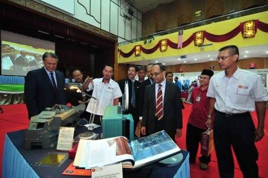 Prof. Wahid (two right) observing the conventional publication device at Perpustakaan Sultanah Zanariah (PSZ) exhibition booth at PHBP programme held at Dewan Sultan Iskandar, Johor Bahru campus.