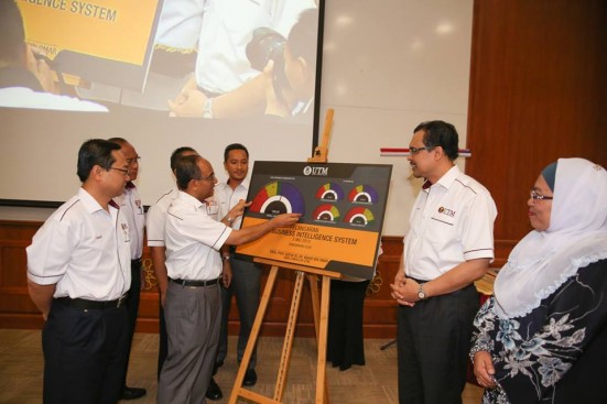 Prof Wahid (tiga kiri) meletakkan kepingan gambar di poster UTM Business Intelligence System sebagai tanda pelancaran perisian ini di sesi Perhimpunan Bulanan Staf yang berlangsung di UTM Kuala Lumpur.