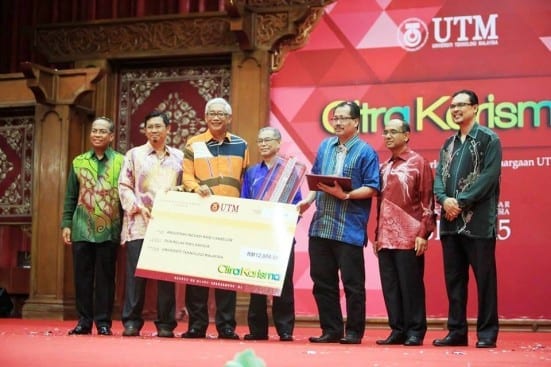 Prof. Baharuddin Aris (fourth left) receiving the award from Pro-Chancellor, Dr. Yahya Awang at UTM Citra Karisma 2015 ceremony held at Dewan Sultan Iskandar, Johor Bahru campus.