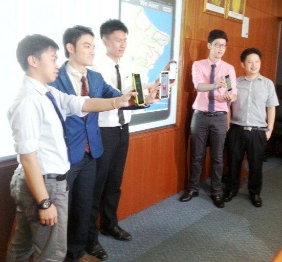 Dr Yeong Che Fai (most right) with his fellow students during the Press Conference session about the introduction of ‘We Alert’ mobile application.