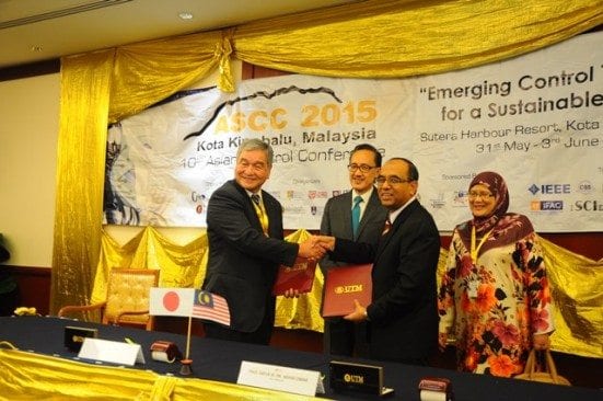 Prof. Dr Wahid and Mr Emio Taniguchi exchanging document and witnessed by Datuk Seri Panglima Masidi and Prof. Dr Rubiyah.