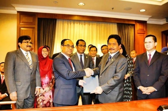 Prof. Wahid (tiga kiri) bersalaman dengan Ismail Karim sambil diperhatikan oleh Khaled Nordin di Nusajaya selepas menandatangani Memorandum Persefahaman (MoU) antara UTM dan Kerajaan Negeri Johor.