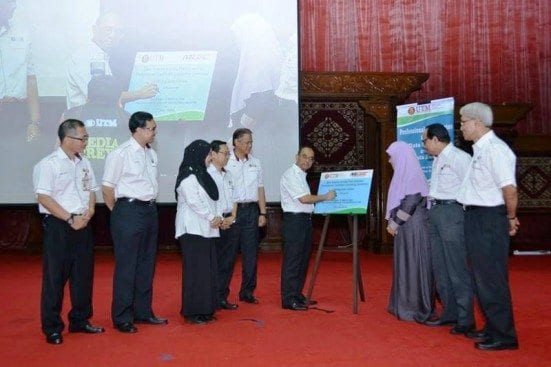 Prof. Wahid (fourth right) signing the officiating plaque at the Staff Monthly Gathering held at Dewan Sultan Iskandar, Johor Bahru campus.