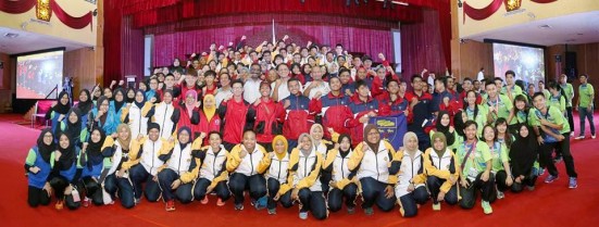 P. Kamalanathan bersama dengan kontinjen-kontinjen IPTA yang mengambil bahagian dalam MASUM 2015 yang berlangsung di UTM.