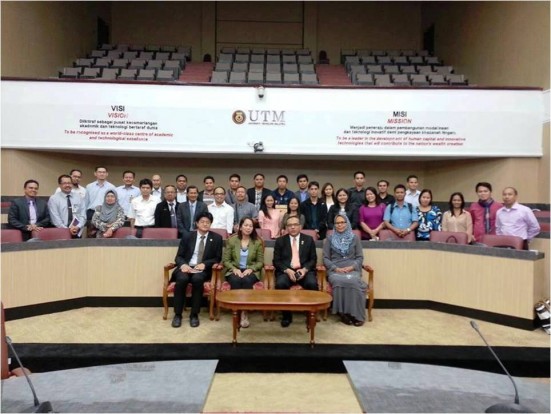 Delegasi dari Caragar State University, Filipina bergambar kenangan dengan kakitangan dan pengurusan dari  Pejabat UTM International semasa lawatan mereka ke kampus Johor Bahru.