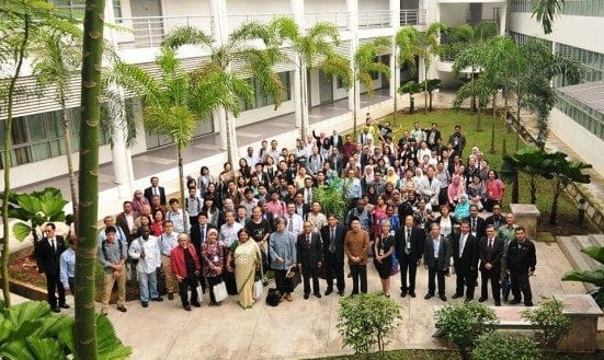  Vice Chancellor, Prof. Dato’ Ir. Dr. Wahid Omar with APSA 2015 participants from all over the world at Faculty of Built Environment, UTM Johor Bahru.  Picture taken after the APSA 2015 Congress opening ceremony. 