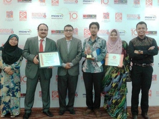 Prof. Hesham (second left) with Prof. Ramlan Aziz together with IBDUTM Research Group taking a group photo after the award handing ceremony at PWTC, Kuala Lumpur.