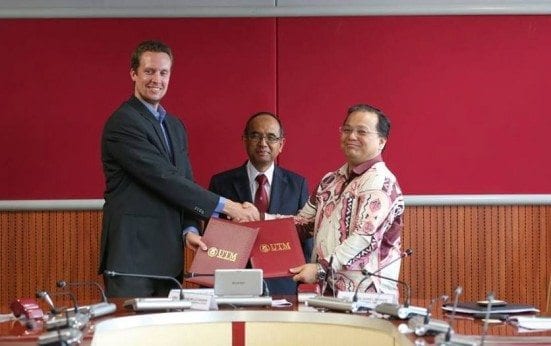 Sune Balle Hansen (most left) exchanging LoC documents with Darrel Webber (most right) witnessed by Vice Chancellor, Prof. Datuk Ir. Dr. Wahid Omar at UTM Kuala Lumpur.