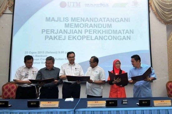 Prof. Azlan (third left) together with representatives from selected Travel Agents observed the agreements for UTM Ecotourism services.