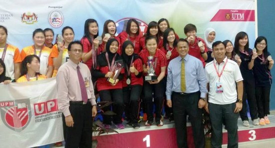 Pasukan Bola Tampar Wanita UTM sewaktu menerima pingat emas dan piala kemenangan dari Timbalan Naib Canselor Hal Ehwal Mahasiswa dan Alumni, Prof. Dr. Mohd. Ismail Abd Aziz di Kompleks Sukan Universiti, kampus Johor Bahru.