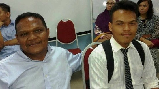 Arfanizam (right) with his father at registration session held at UTM Johor Bahru. The below photograph is Muhammad Zekry Hussain.