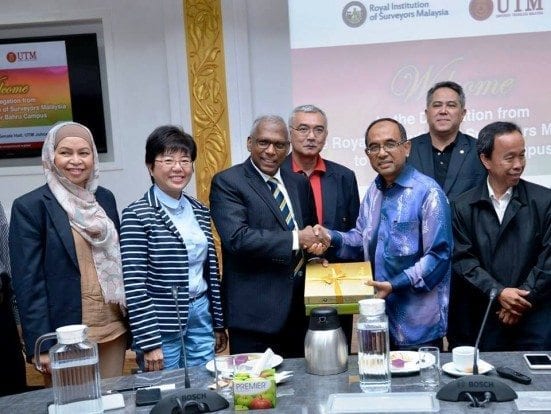 RISM President, Dato Sri Sr. Kandan (third left) exchanging souvenirs with Vice Chancellor, Prof. Datuk Ir. Dr. Wahid Omar after the briefing ceremony held at Senate Hall.
