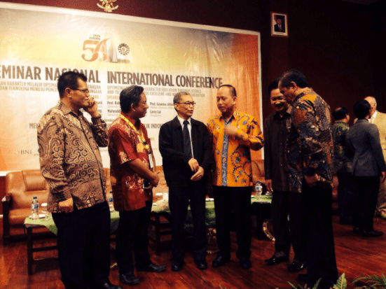 Prof. Dr Baharuddin (third from left) disuccing with Indonesian Education Minister.