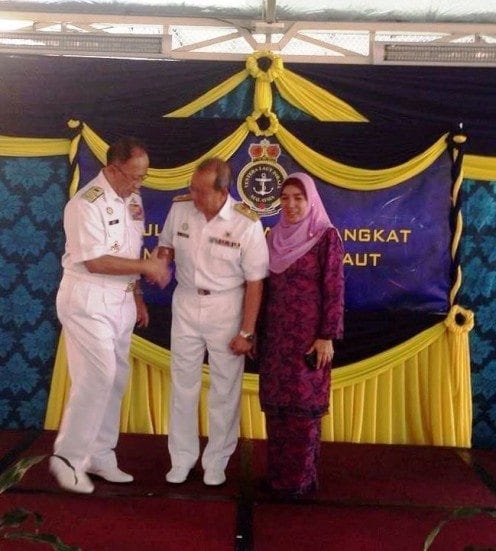 RMN Chief, Admiral Tan Sri Abdul Aziz (left) congratulate Prof. Alias after the promotional ceremony held at KD SRI GOMBAK, Kuala Lumpur.