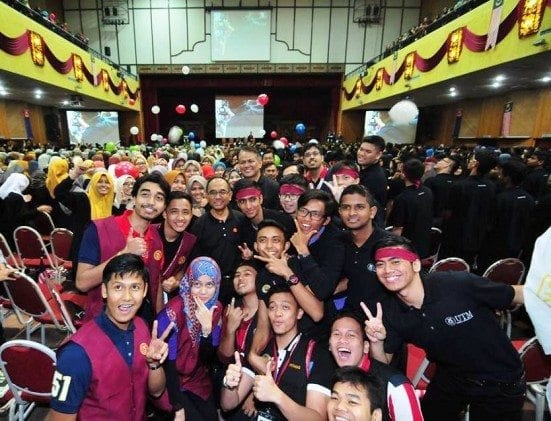 UTM new registered students for the sessions of 2015/2016 taking a group photo with the Vice Chancellor after the gathering ceremony at Dewan Sultan Iskandar, Johor Bahru campus.