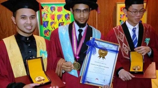 From left, Muhammad Yassin Mohd Yusof (Royal Education Award), Dr. Mundzir Abdullah (UTM Youngest PhD graduates) and Foo Shi Hao (Royal Education Award) at UTM 55th Convocation held at Johor Bahru campus. 