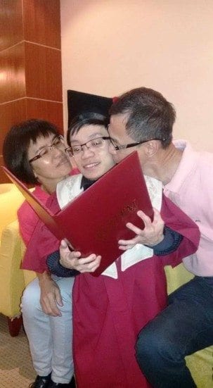 Lee Kee Vin getting a kiss from his parents after the 55th Convocation ceremony at UTM Johor Bahru.