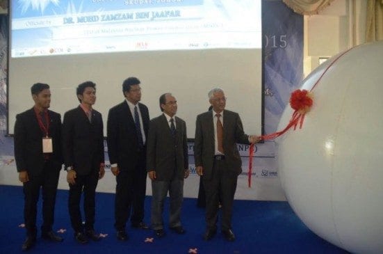Dr. Mohd Zamzam Jaafar (most right) pulling the giant balloon rope as the symbol of opening ceremony of UTM Nuclear Youth Congress (NYC) 2015 at Banquet Hall, Sultan Ibrahim Chancellery Hall, UTM Johor Bahru. 