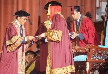 Menteri Besar of Johor, Dato’ Seri Mohamed Khaled Nordin receiving the Honorary Doctorate Degree of Mangement from HRH Raja Zarith Sofiah. 