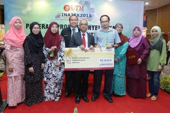 Dr. Afzan Othman (fourth right) receiving the mocque cheque from Vice Chancellor, Prof. Ir. Dato’ Dr. Wahid Omar at INATEX 2015 held at Dewan Sultan Iskandar, Johor Bahru campus.