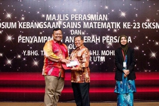 Winners of 2nd Place of consolation prize of PhD Thesis category, Dr. Abdul Rahman Mohd Kasim received his award from UTM Pro-Chancellor, Tan Sri Dr. Salleh Mohd Nor at the opening ceremony of 23rd SKSM at Pulai Springs Resort.