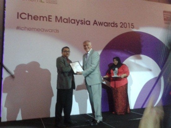Prof. Ramlan (left) receiving the award at IChemE Malaysia Awards 2015 presenting ceremony held at Hotel Le Meridian, Kuala Lumpur.