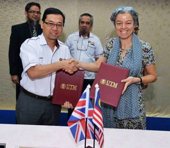 Prof. Ahmad Fauzi Ismail (left) exchanging MoA documents with Prof. Simone after the signing ceremony between UTM-University of Cambridge that held at Banquet Hall, Sultan Ibrahim Chancellery Building, UTM Johor Bahru.