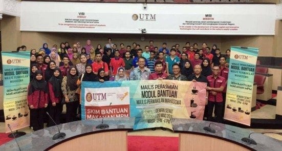 The recipients of MPMUTM Food Assistance Scheme taking group picture with Deputy Vice Chancellor of Student Affairs and Alumni, Prof. Datuk Dr. Mohd Ismail Abd. Aziz and MPMUTM President, 