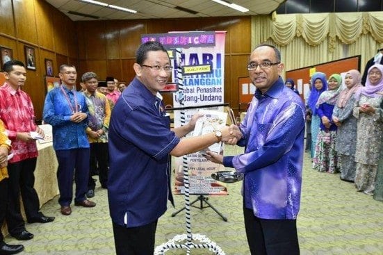 Abdul Karim (left) handing a souvenir to Vice Chancellor, the honorable Prof. Ir. Datuk Dr. Wahid Omar at the launching ceremony of UTM Legal Division Customer Meeting Day held at Banquet Hall, Johor Bahru campus. 