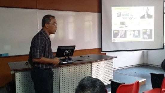 Prof. Shaharuddin Salleh delivering speech at Industrial Problem : Linking Mathematics to Requirements seminar organized by Department of Mathematical Sciences, Faculty of Science, UTM Johor Bahru. 