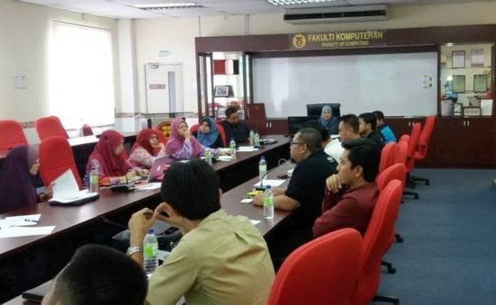 The academicians (left) and Industrialists (right side) discussing about the introduction of new courses by Faculty of Computing UTM