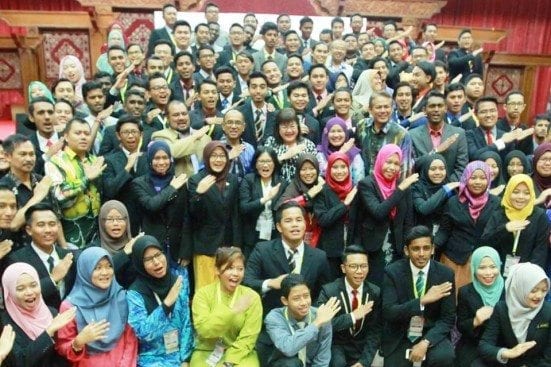 The NYLS’16 participants waived their hands with the slogans ‘Soaring Upwards’ with Deputy Minister of Higher Education Malaysia, Datuk Mary Yap Kain Ching and UTM senior officials during the closing ceremony which held at Dewan Sultan Iskandar, Johor Bahru campus.