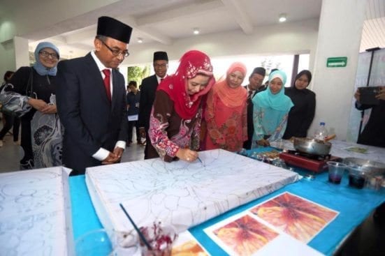 HRH Raja Zarith Sofia (third left) was trying the canting batik at the Batik Canting exhibition held at UTM Faculty of Built Environment. Accompanying Raja Zarith was UTM Vice Chancellor, Prof. Datuk Ir. Dr. Wahid Omar (second left).