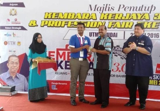 Jeevaniswaran (second right) handing the souvenir to the Honourable Vidyananthan (second right) after the closing ceremony of Kembara Kerjaya 3.0 and FKE Profession Fair 2016 which held at UTM Square, Johor Bahru campus.