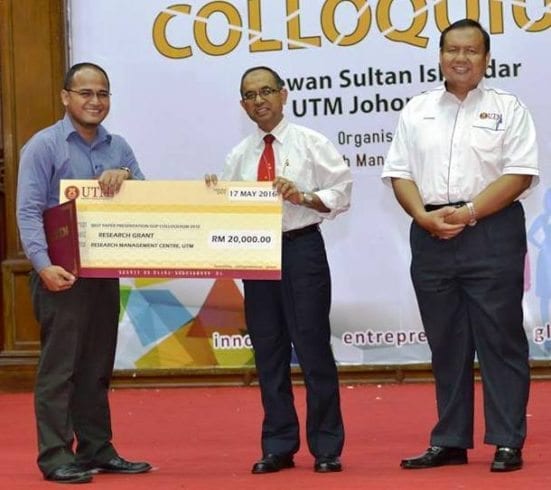 UTM Vice Chancellor, Prof. Datuk Ir. Dr. Wahid Omar (middle) handing the mock cheque to one of the winners at GUP Colloquium 2012 session for Tier 1 and 2 held at Dewan Sultan Iskandar, Johor Bahru campus. 